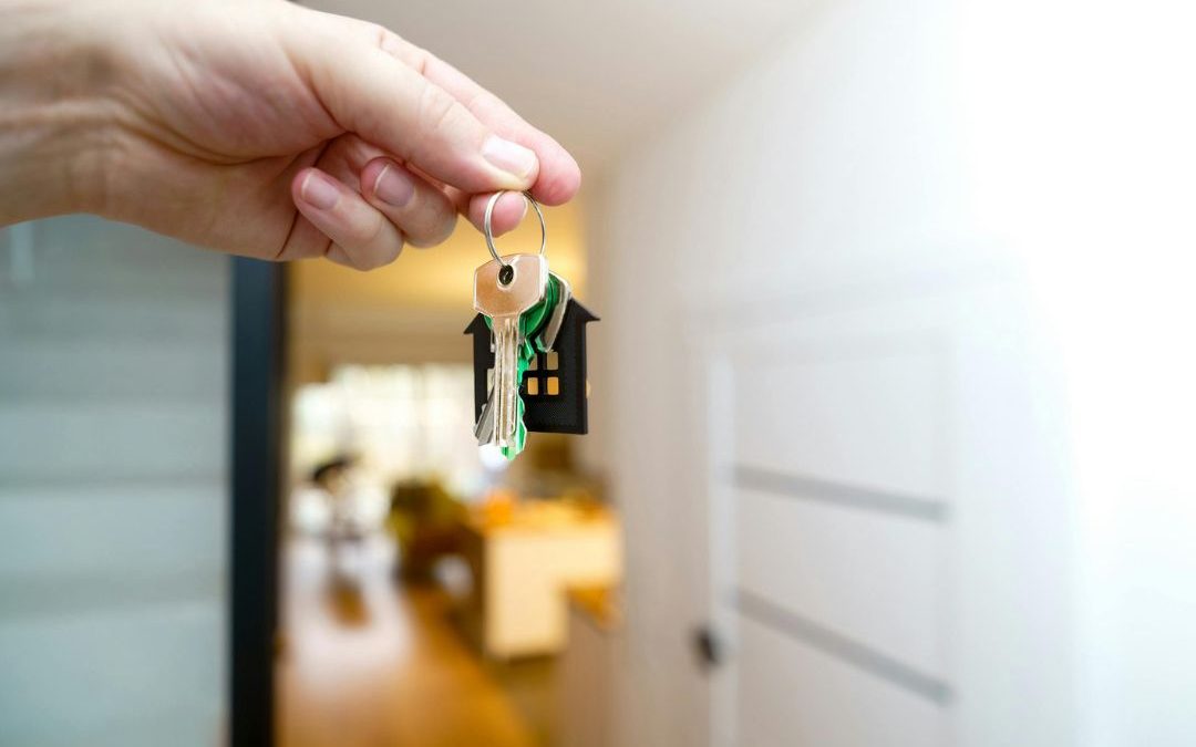 Puerta principal cerrada antes de una escapada para proteger la vivienda en Sevilla