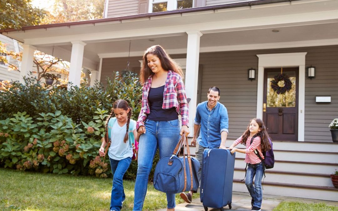 Familia preparando las vacaciones mientras revisa la cerradura de su vivienda en Sevilla